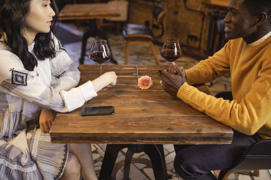 Amoureux de quelqu&rsquo;un rencontré en ligne : comment savoir s&rsquo;il faut quitter son couple