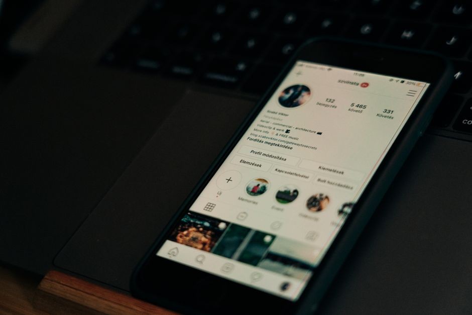 L&rsquo;infidélité sur les réseaux sociaux : où se situe vraiment la limite ?